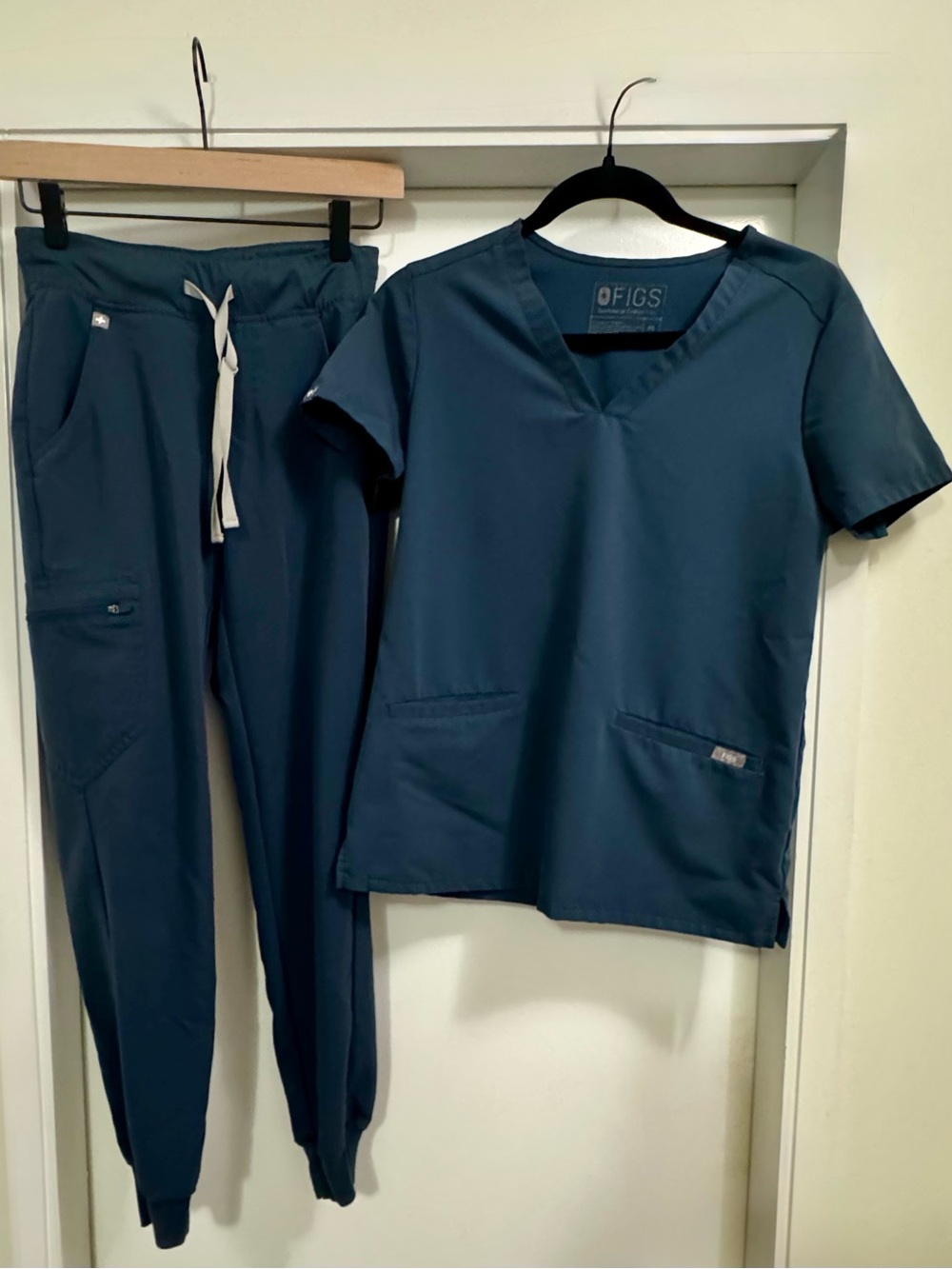 Figs Dark Harbor XS Catarina Scrub Top / XXS Zamora Jogger Scrub